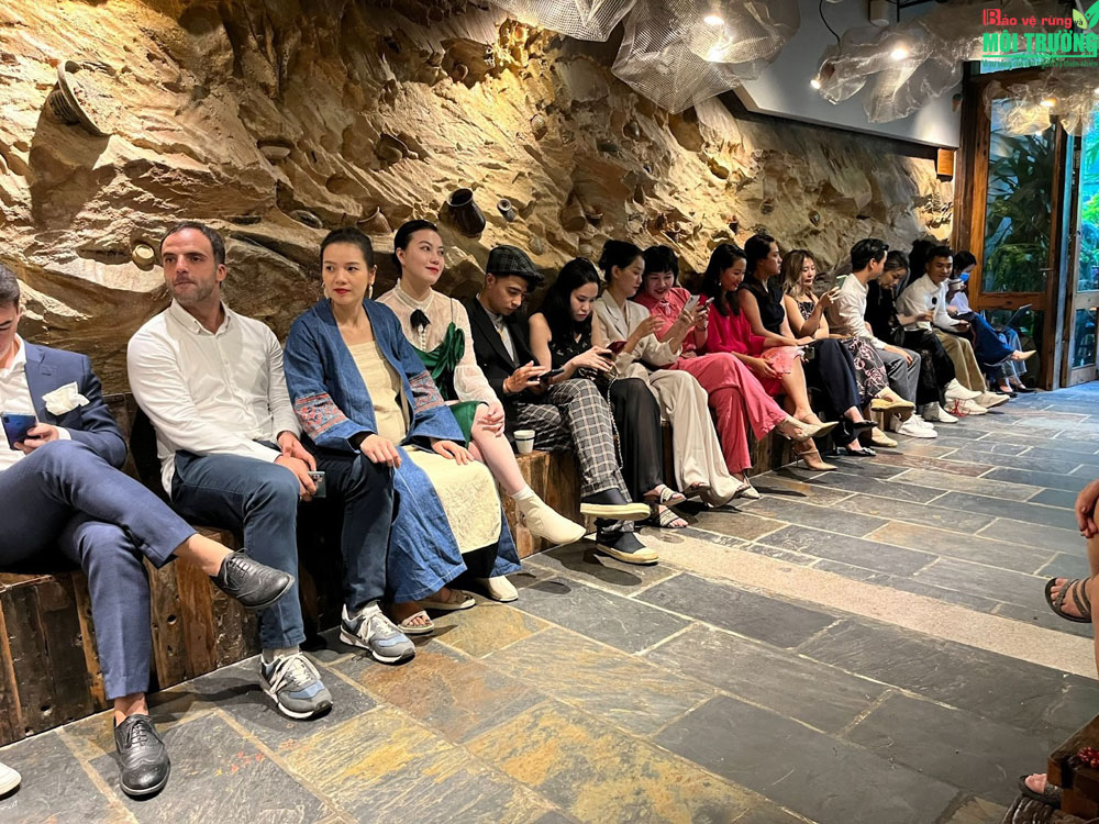 Natural fibers and traditional weaving, a new direction for sustainable fashion